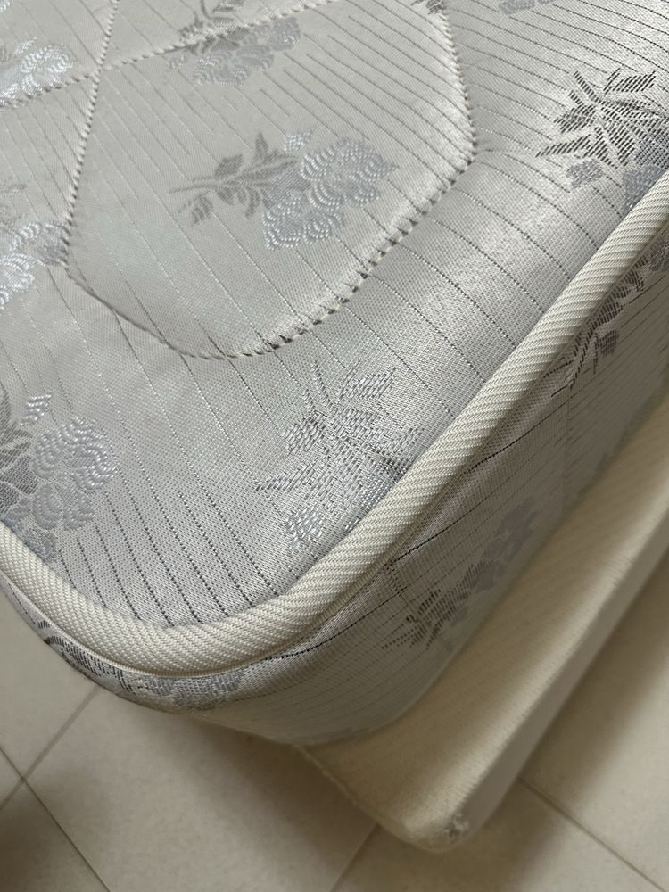 Cama de solteiro com colchão