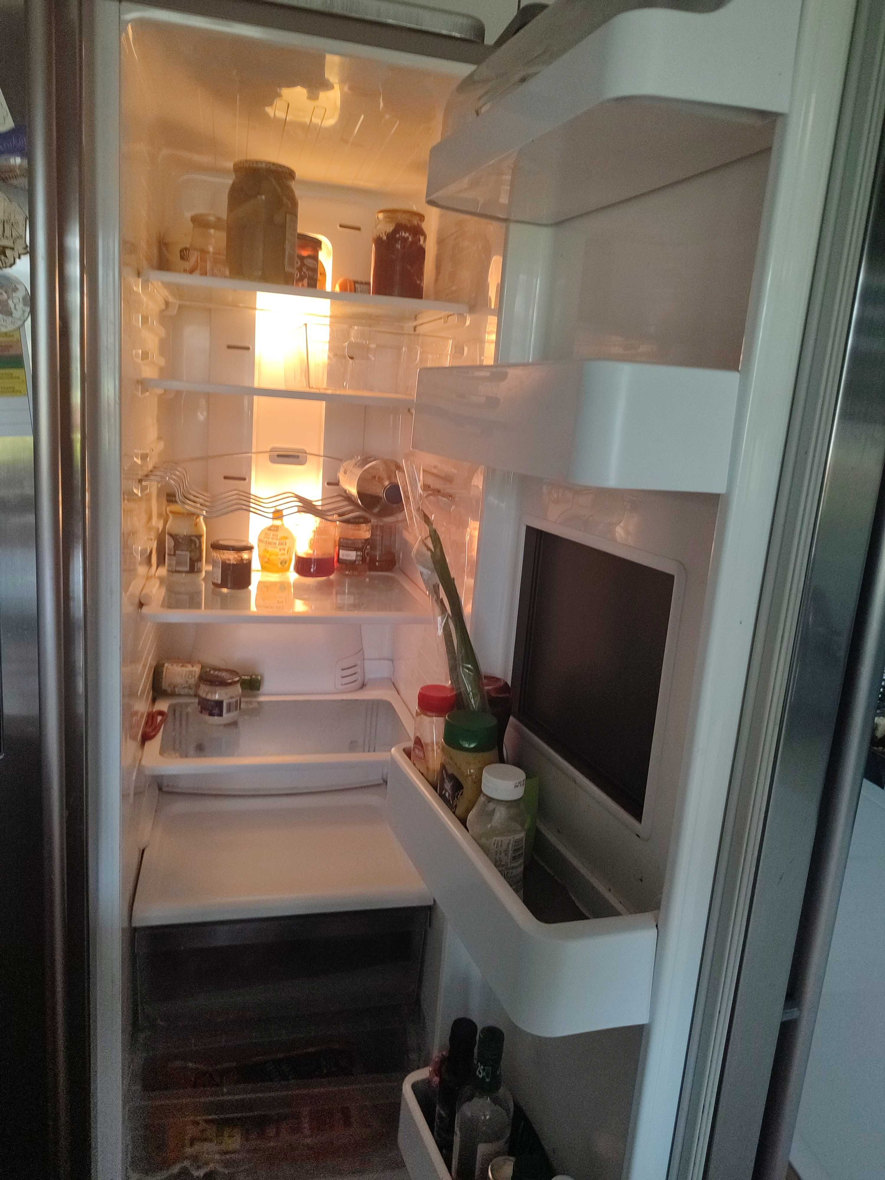 Lodówka Samsung Side by Side z kostkarką, uszkodzona