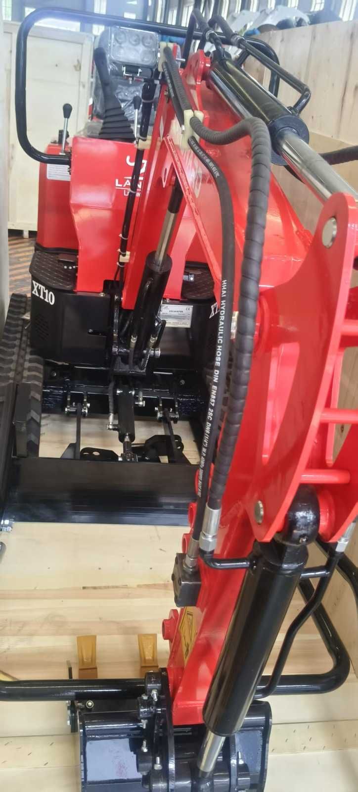 Mini escavadeira landward nova sem uso com garantia 7000€ com iva incl