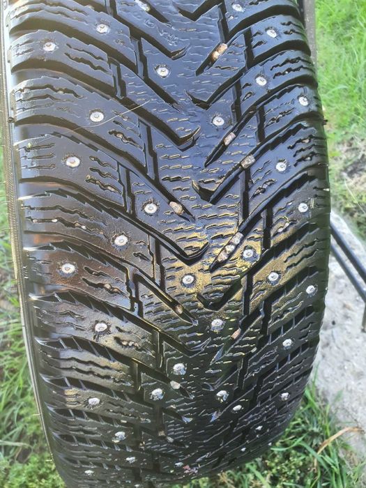 Шини легке б/у  Nokian Nordman8. шиповані на дисках 205/55R16  2шт