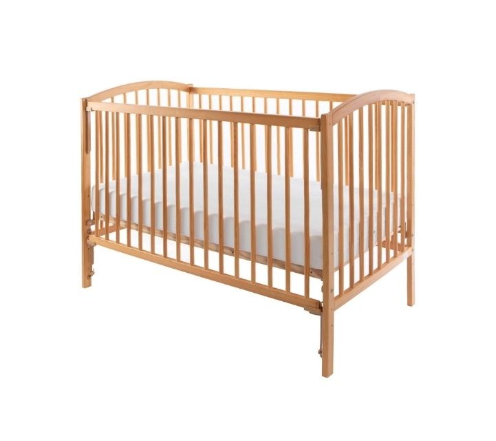 Berço de madeira para menina