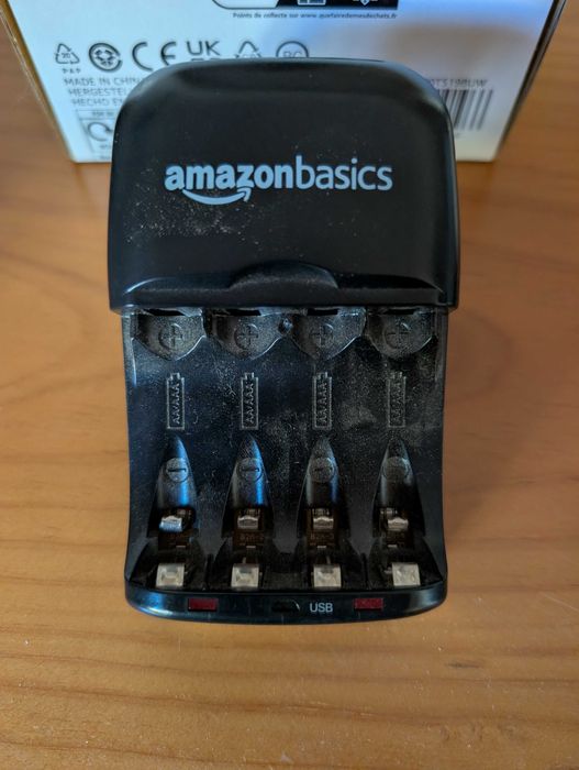 Carregador de pilhas Amazon Basics novo na caixa