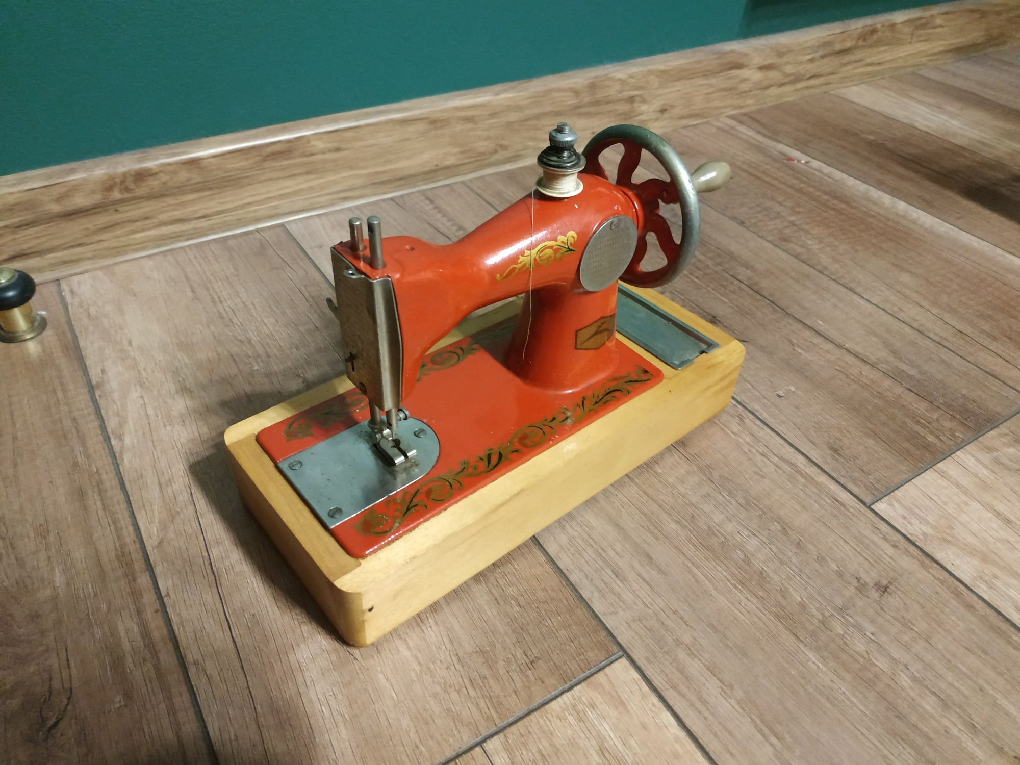 Zabawkowa stara maszyna do szycia dla dzieci mini mała