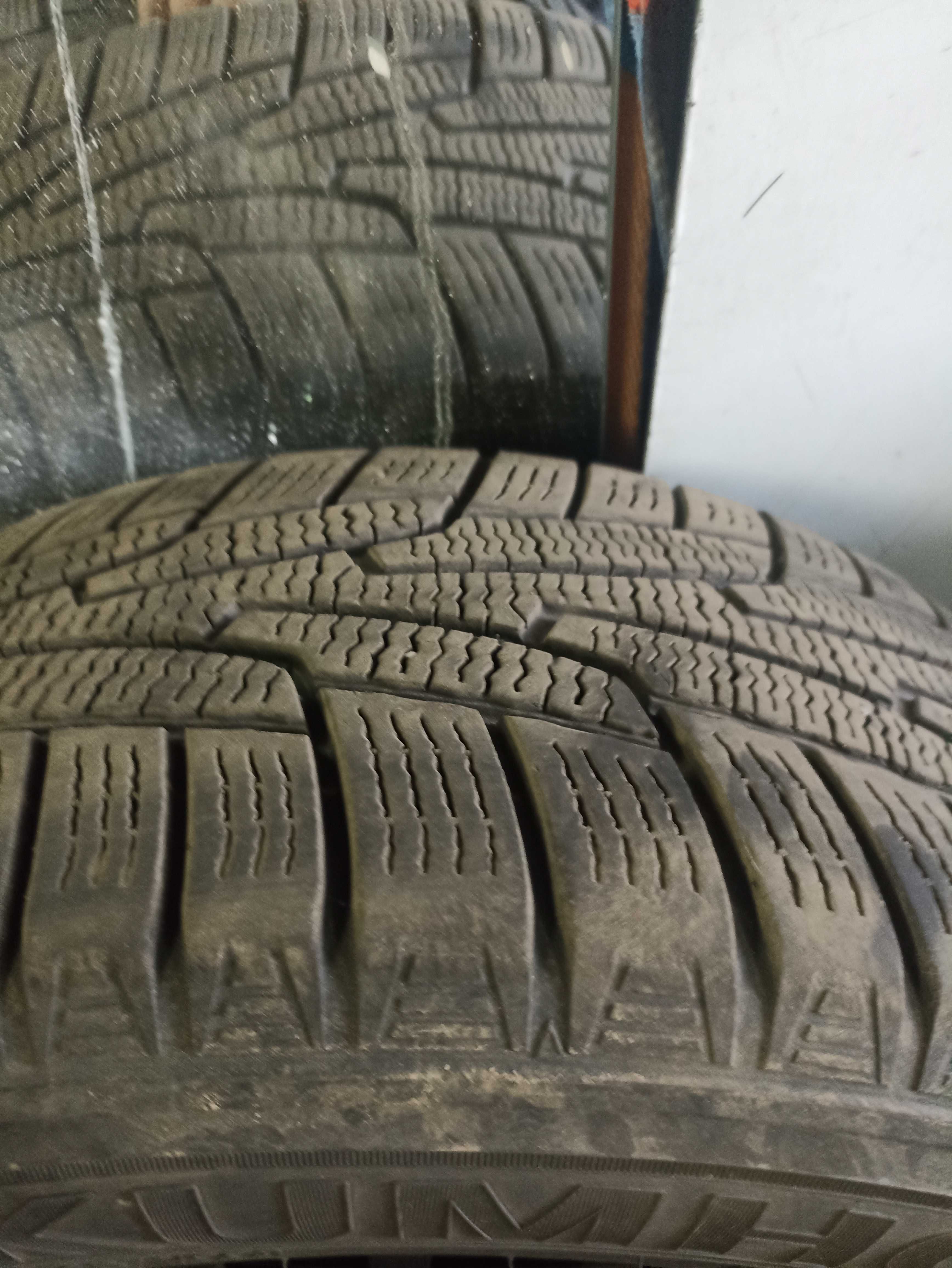 Продам зимову резину 215 55 r16 кумхо корея в дуже гарному стані
