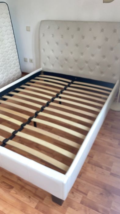 Cama casal impecável