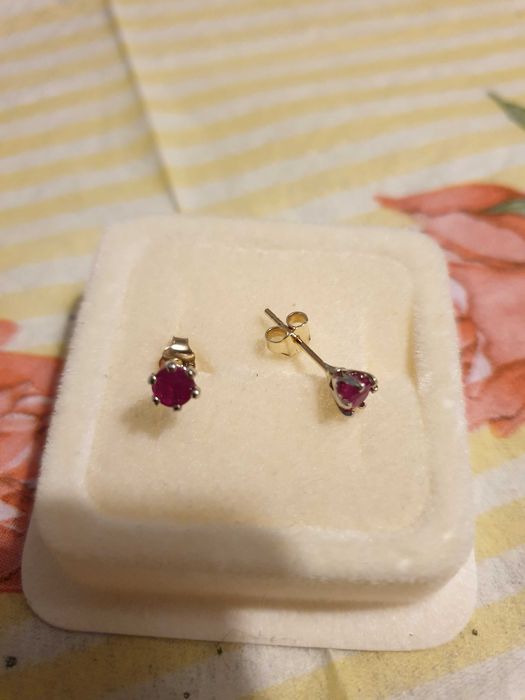 Złote kolczyki z rubinami