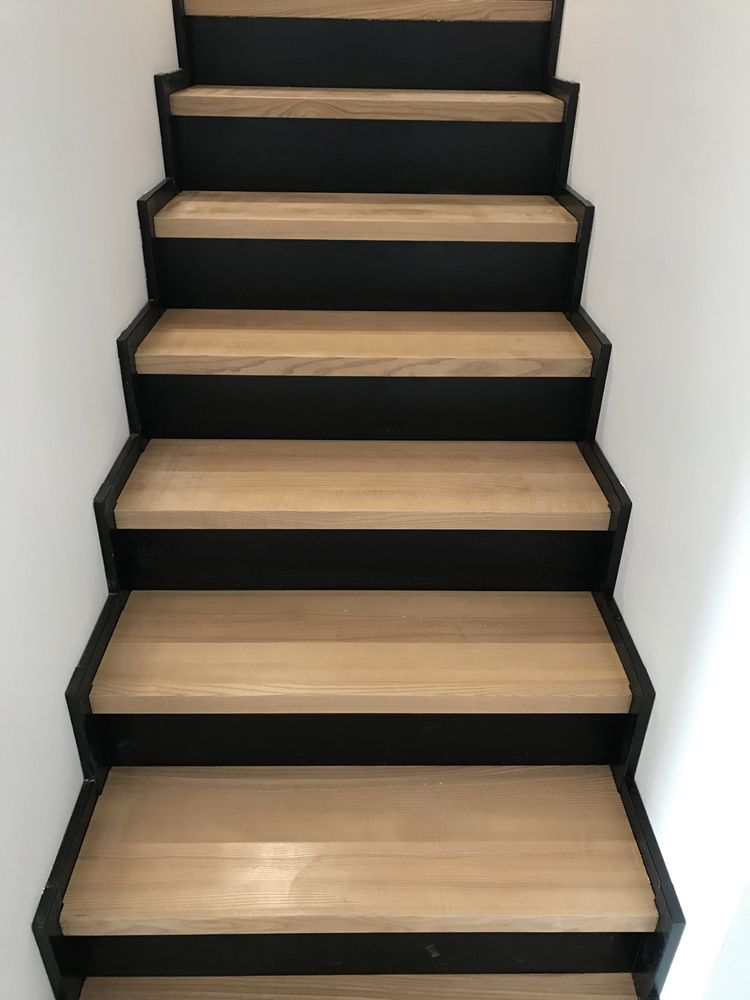 Schody jesionowe z balustradą nowoczesną
