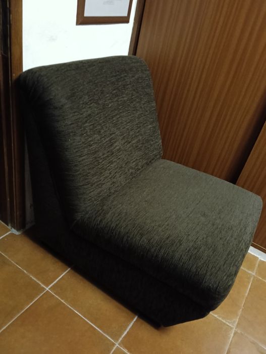 2 sofás castanho escuro em bom estado