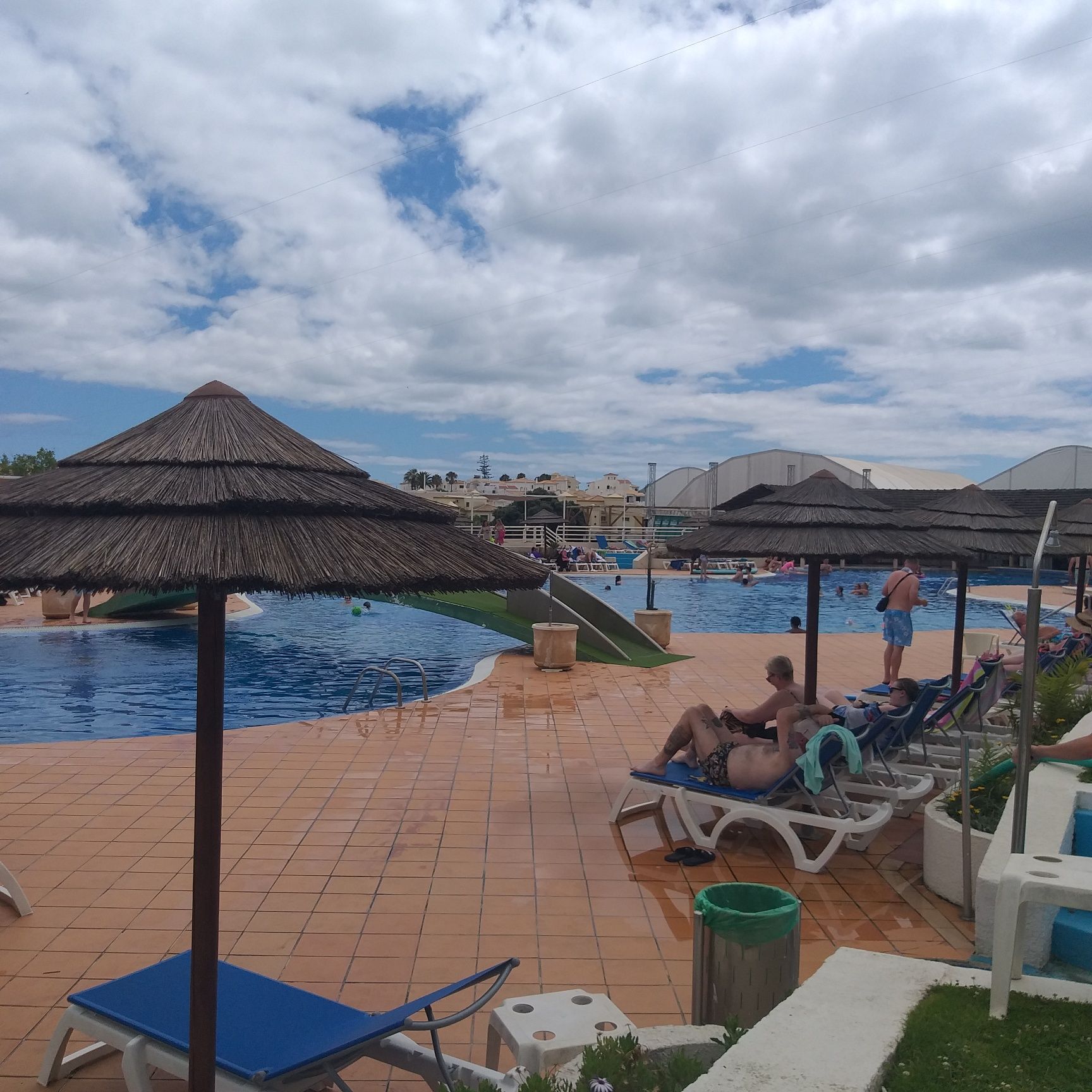 T0 com piscina e zonas relvadas