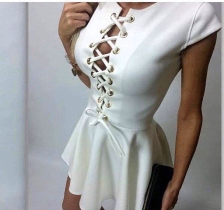 Sukienka biała rozkloszowana sznurowana na biuście