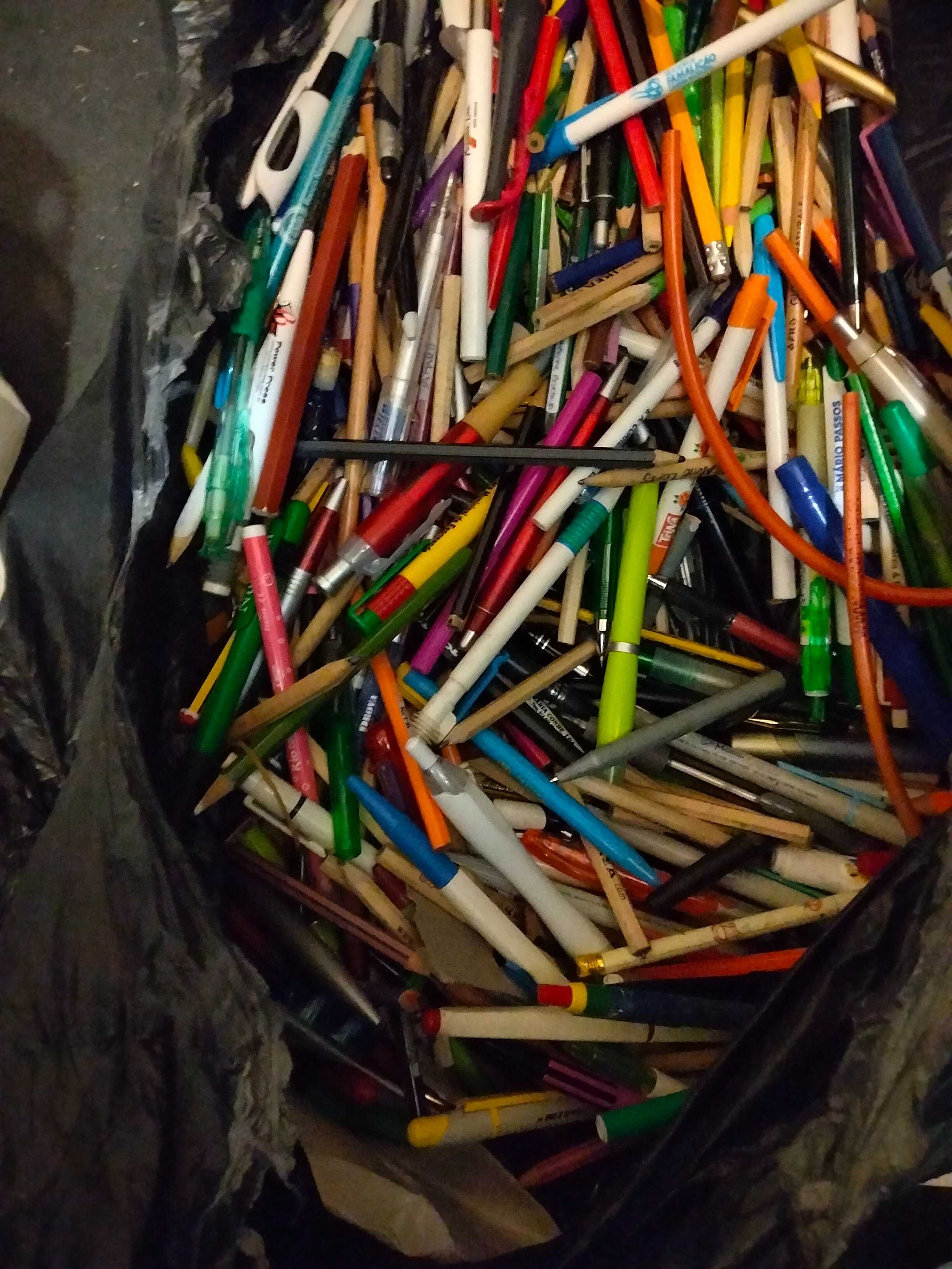 Lápis esferográficas material escolar