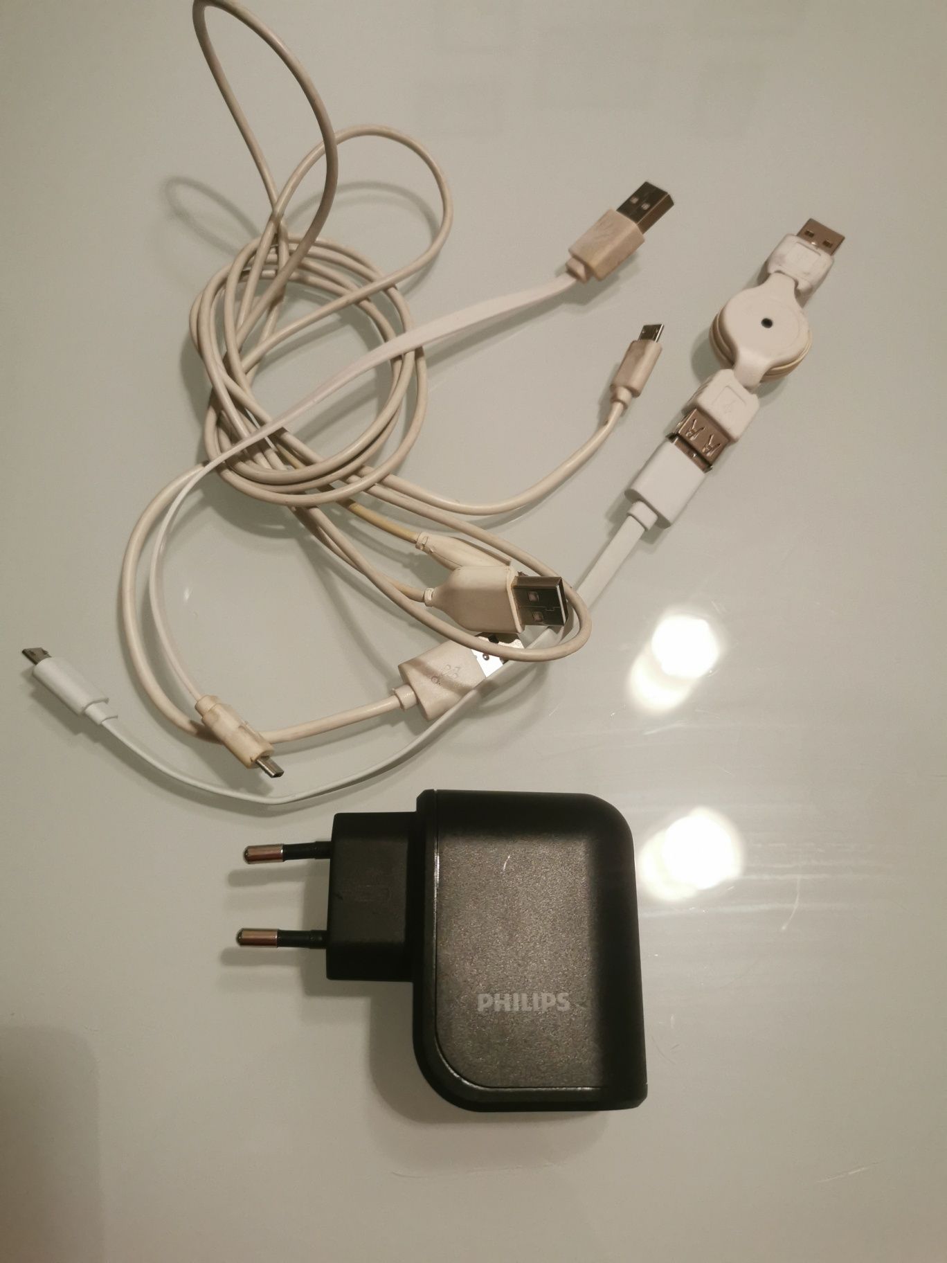 Podwójna ładowarka do telefonu USB Philips + cztery kabelki gratis