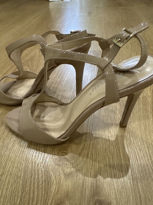 Босоніжи жіночі. Кожа лак, розмір 37. Стан хороший)