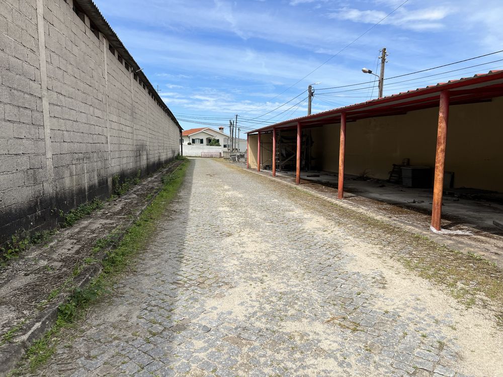 Arrendam-se Armazéns e Escritórios em parque industrial com 15.000m2