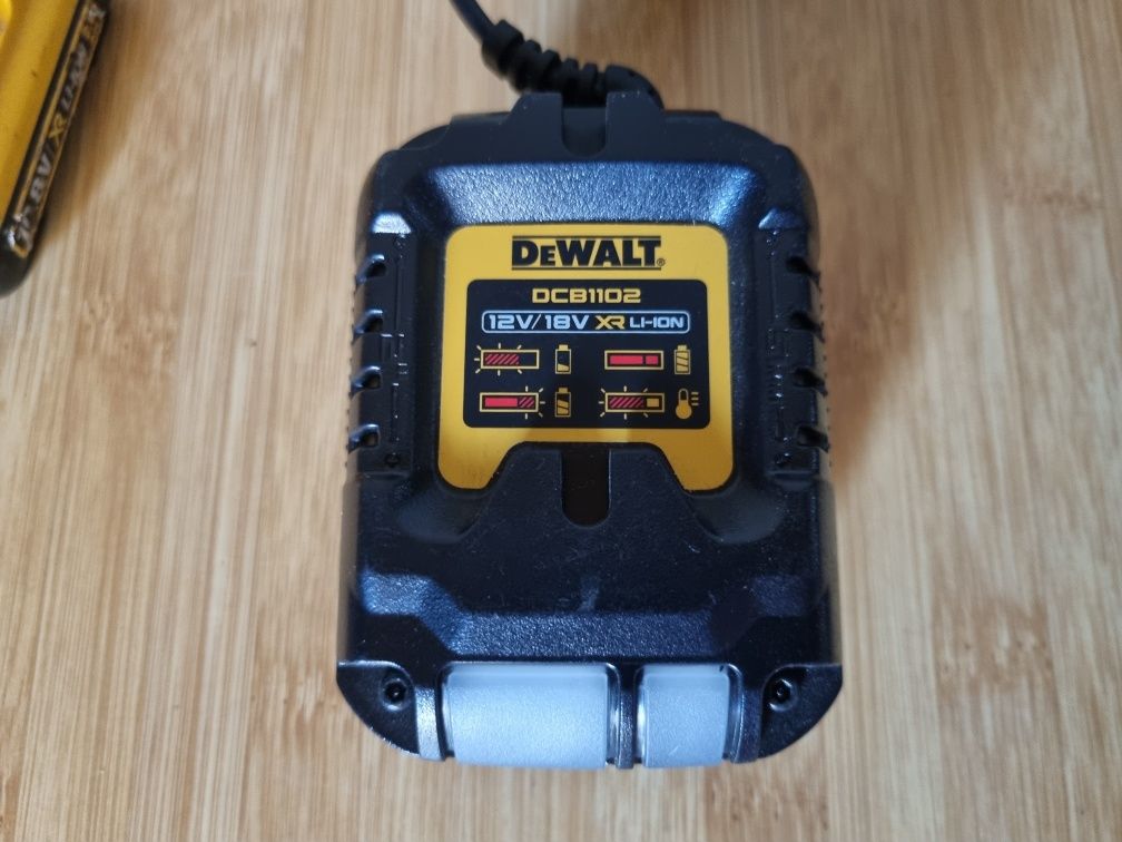 Дрель-шуруповерт аккумуляторная DeWALT DCD710