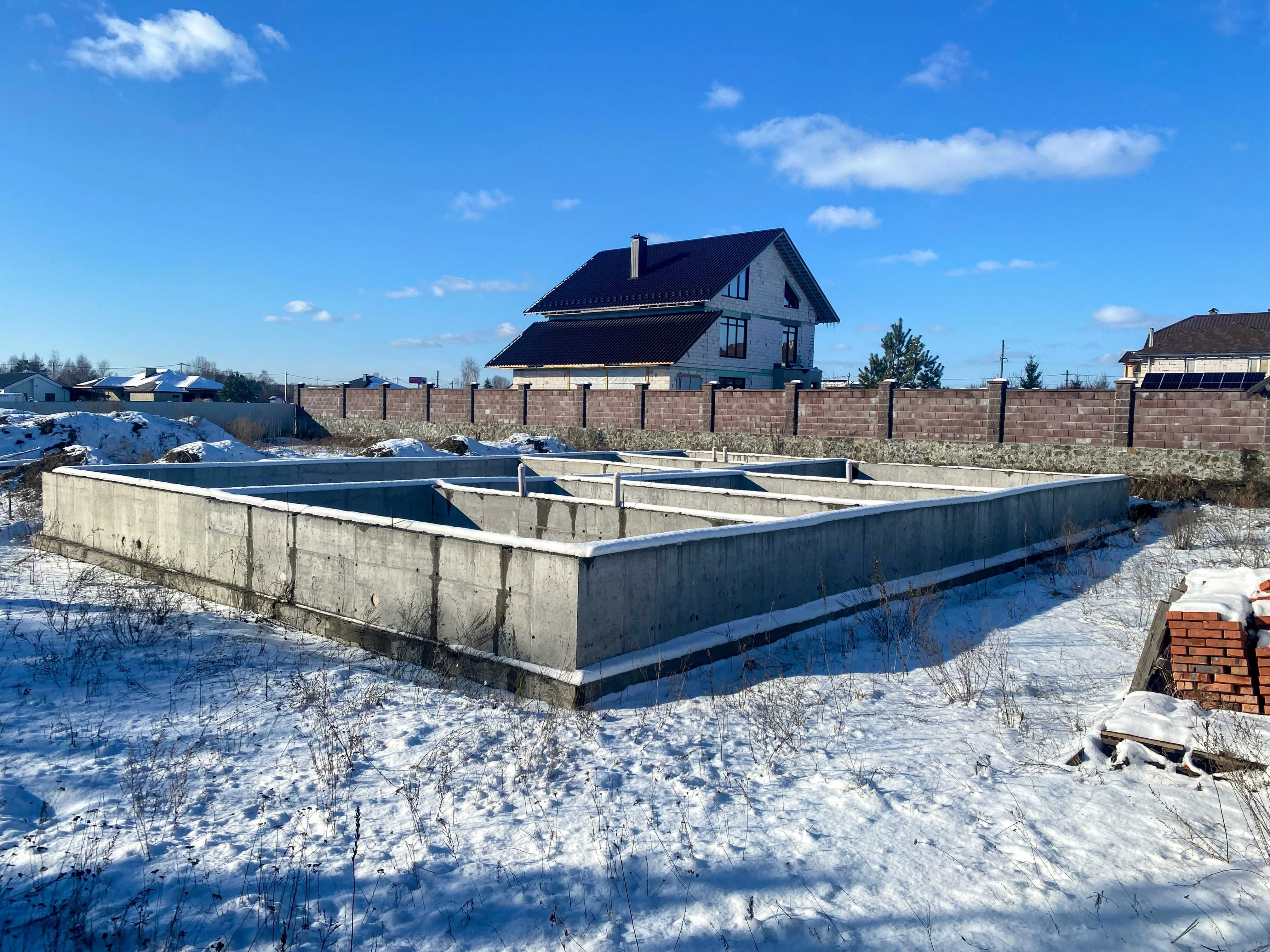 Продаж ділянки з готовим фундаментом та усіма комунікаціями біля лісу!