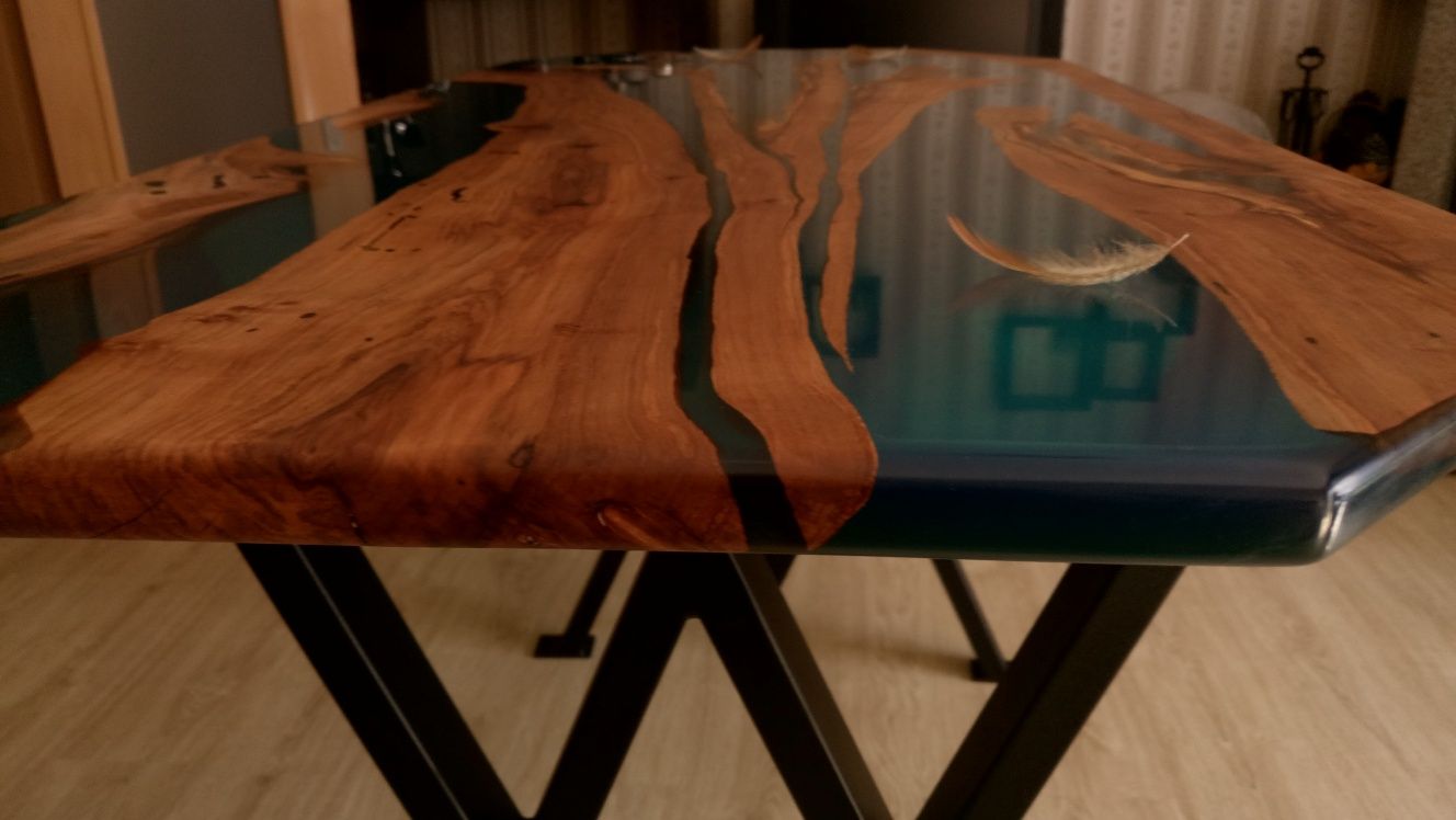 Mesa em resina epoxi com madeira