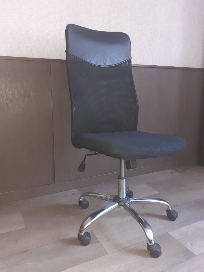 Офисное кресло чёрное