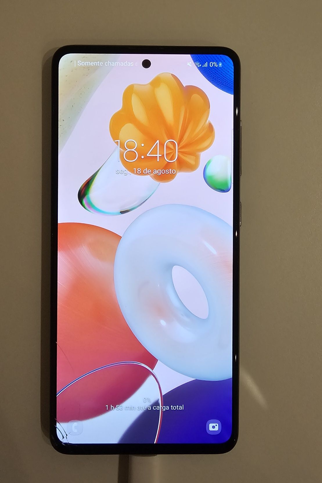 Dois telemóveis Huawei e Samsung