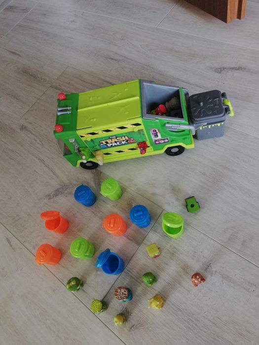 Śmieciarka ze smieciakami