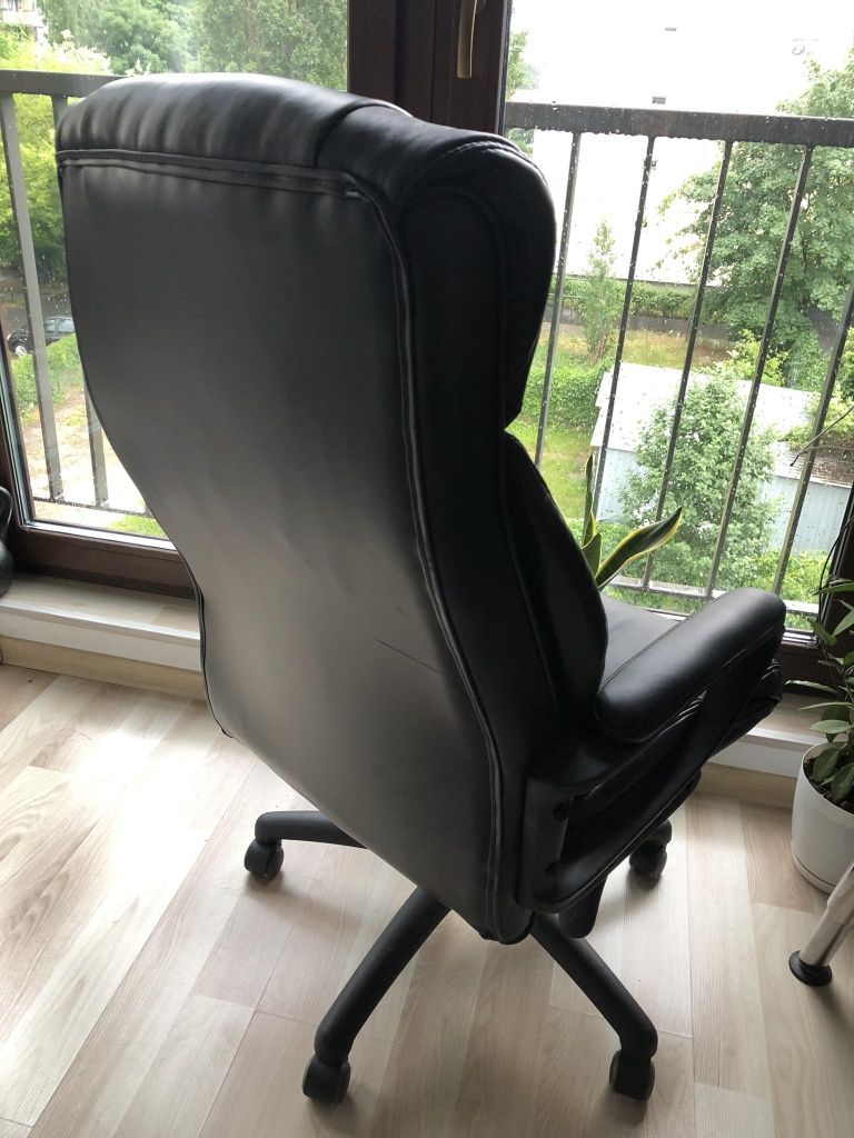 Czarne krzesło biurowe obrotowe z regulacją wysokości i nachylenia