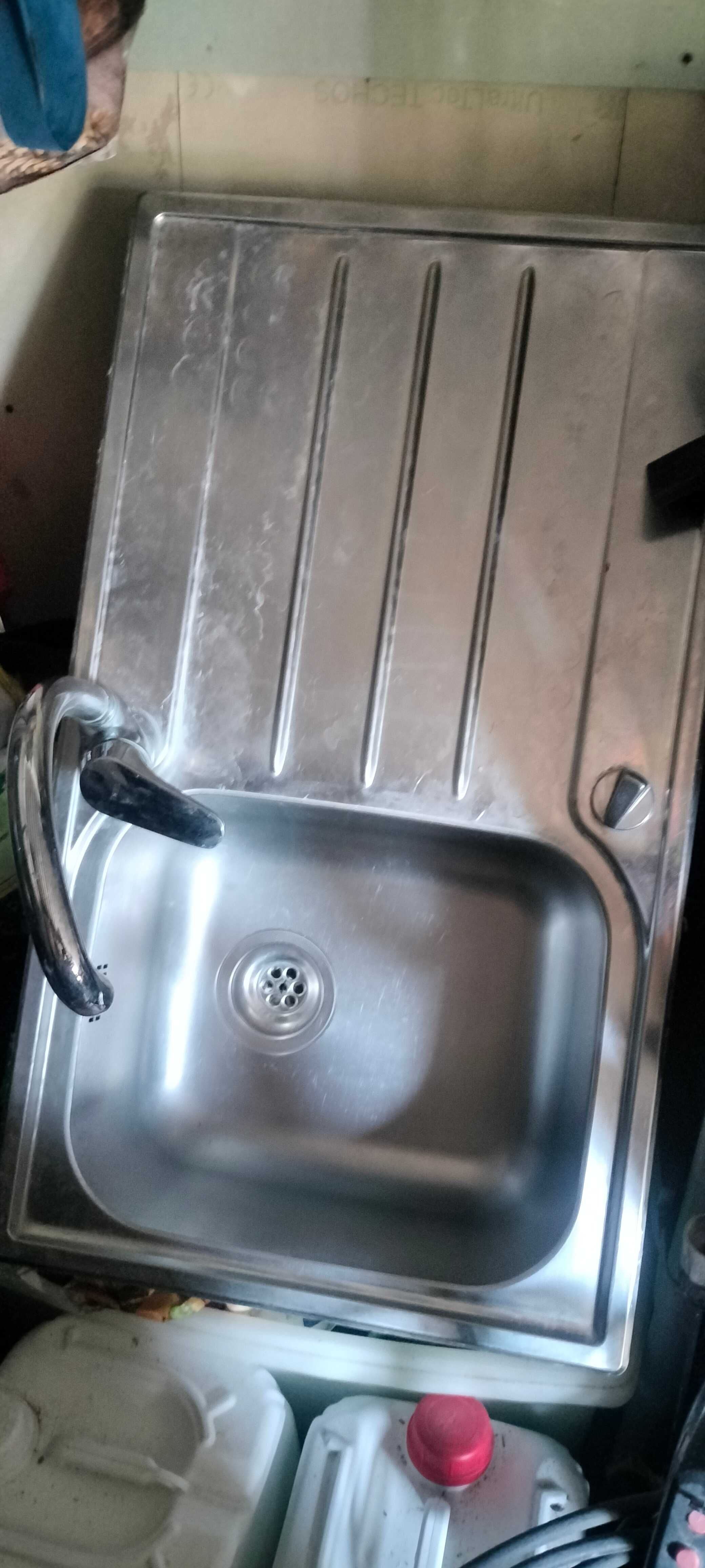 Vendo chapas de vedação brancas  2 lava louças 1 móvel de WC de 80