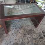 Mesa em madeira com vidro