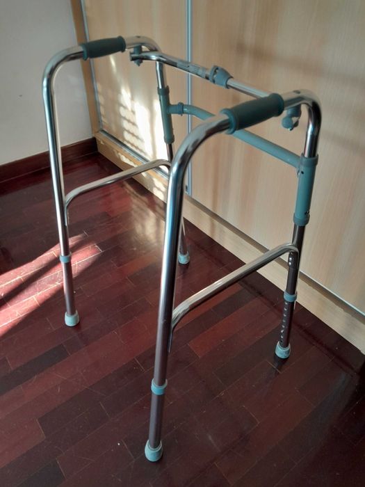 andarilho para idosos sem rodas ideal para interior, fácil arrumação