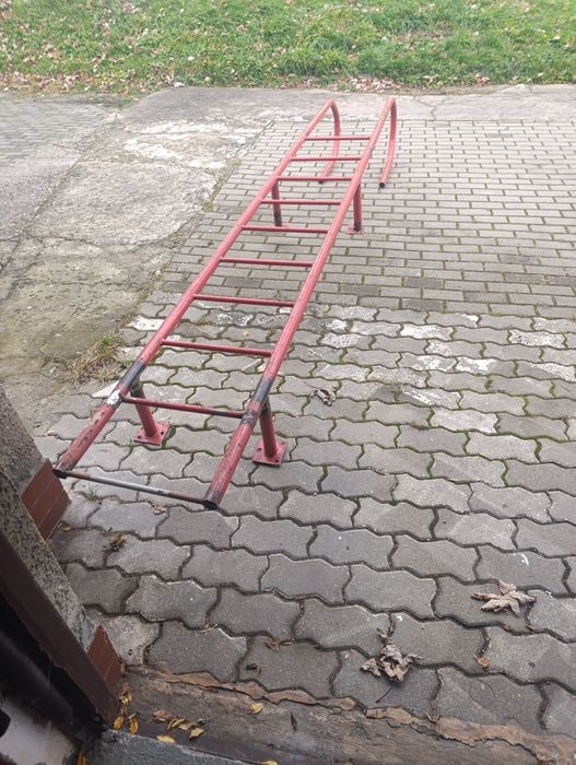 Drabina metalowa zewnętrzna na dach