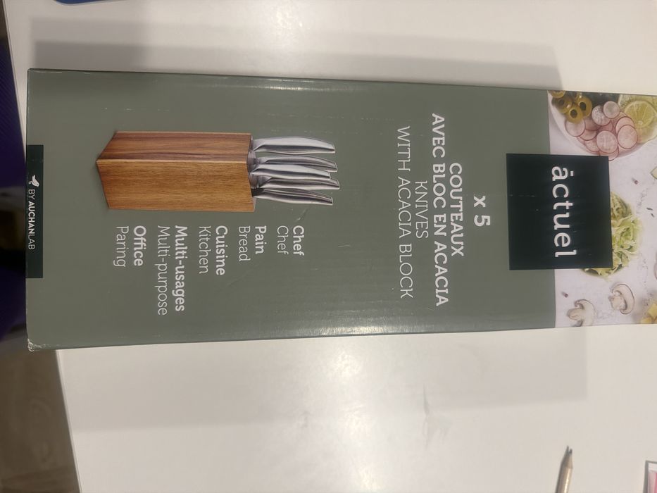 zestaw 5 nozy w drewnianym stojaku