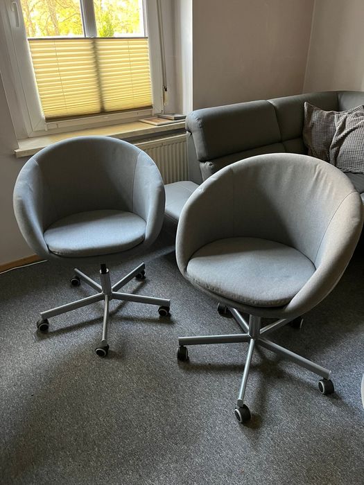 2 szare krzesła obrotowe Ikea