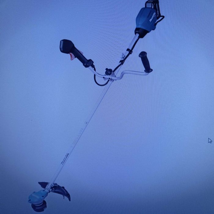 Akumulatorowa kosa do trawy XGT ®UR002G Makita sama maszyna bez aku.