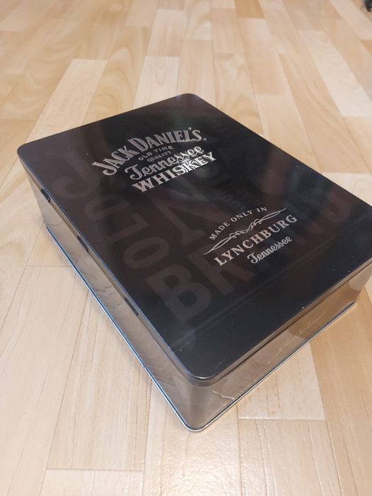 Jack Daniel's Metalowe pudełko prezentowe 0,7 plus dwie szknki