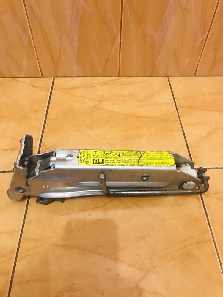 Домкрат подъёмник volkswagen audi seat skoda заводской 8D0011031C