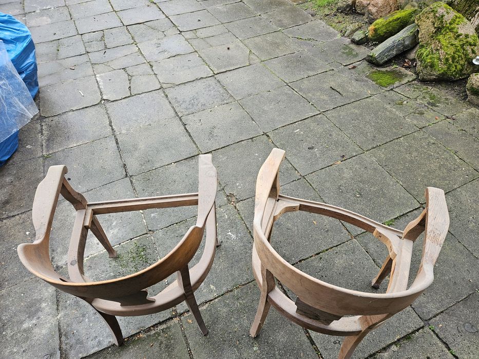 Dwa stare antyczne fotele debowe