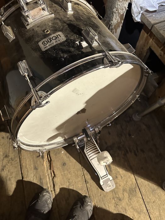 Барабани:великий. 2 томи. 2стійки для тарілок,малий,педаль