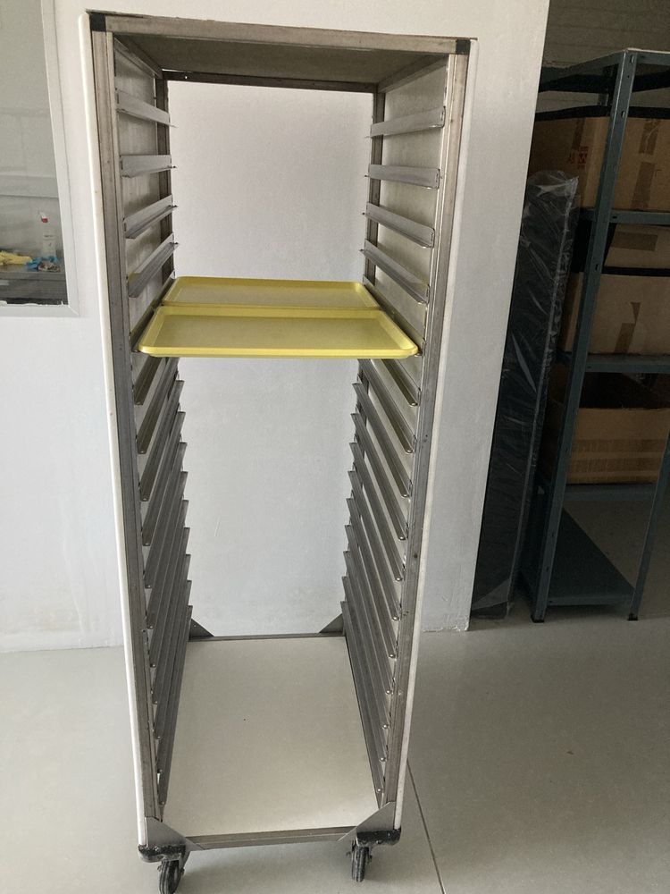 Tabuleiros de cantina em plástico amarelo – 3€ cada / 20€ o lote