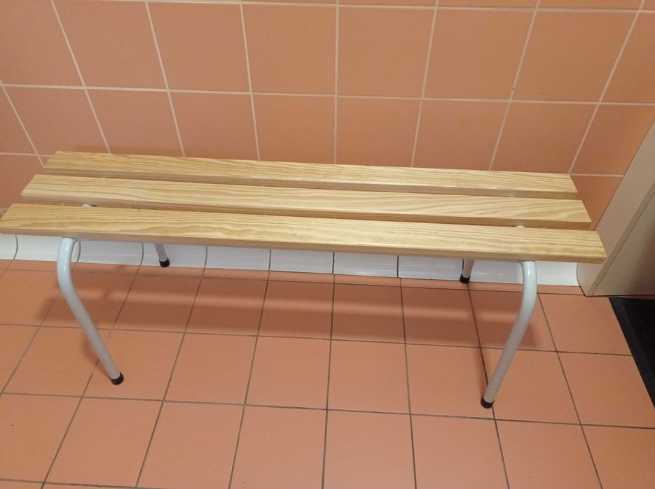 Ławki na sprzedaż – drewniana i z metalowym stelażem