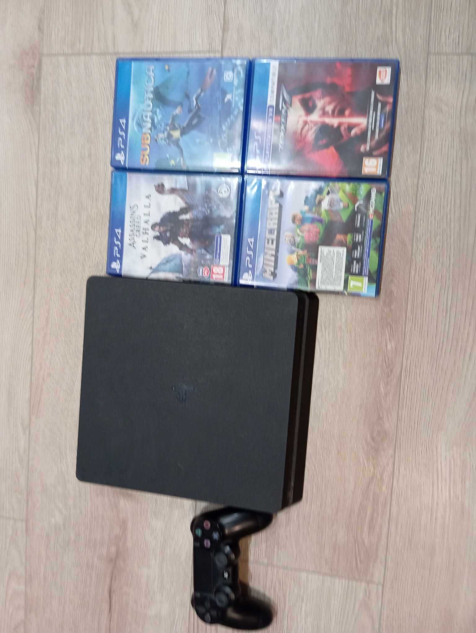 Sprzedam Play Station 4, 1 TB + 4 gry + pad - cena 850,00 zł