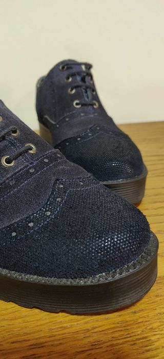 Sapatos azuis em pele camurça