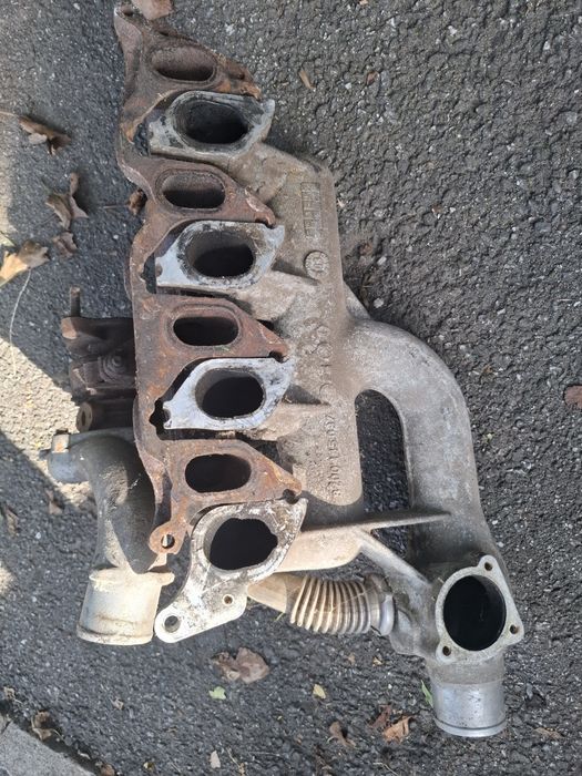 Колектор впускний/випускний