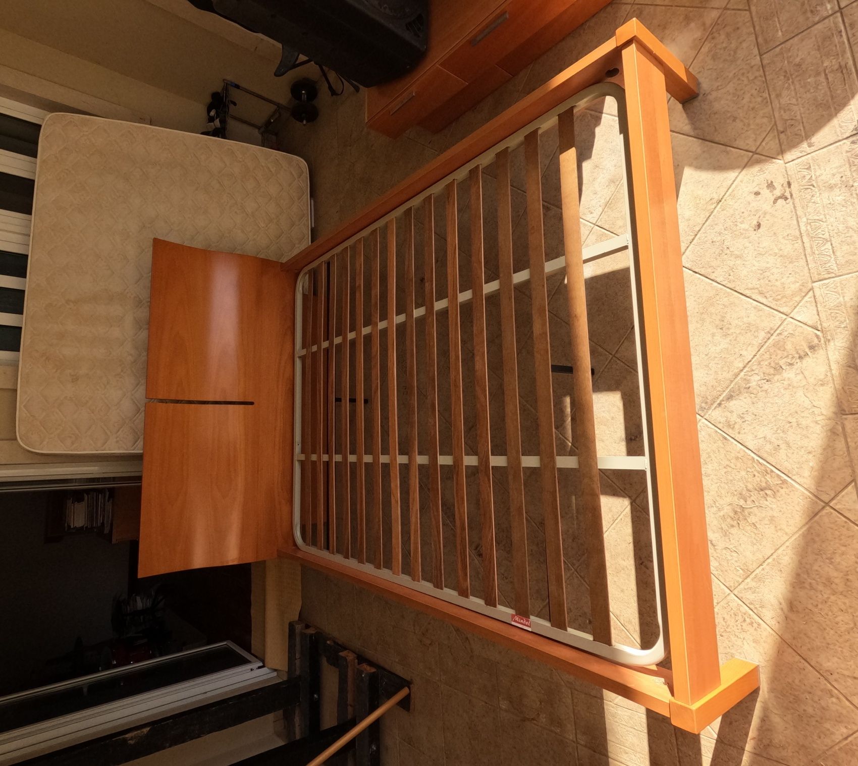 Conjunto: Cama, mesinhas de cabeceira e movel