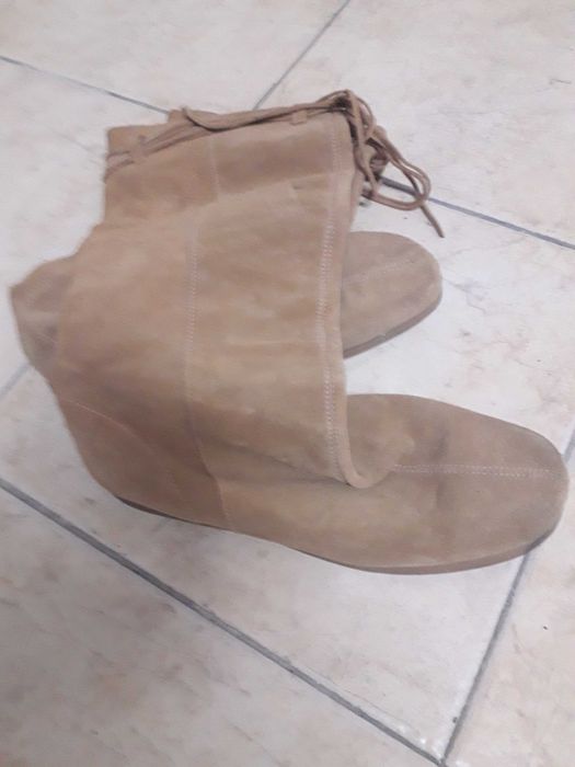 Botas em camurça creme