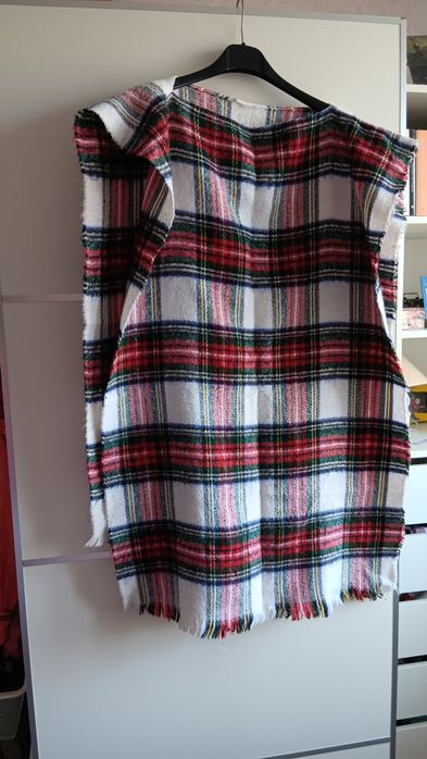 Szal w czerwoną kratkę