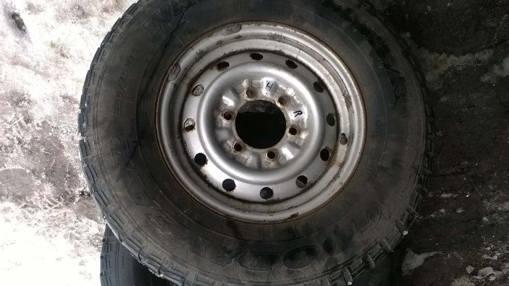 Sprzedam Opony 235/70/ R15 Mitsubishi Pajero GOOD/YEAR