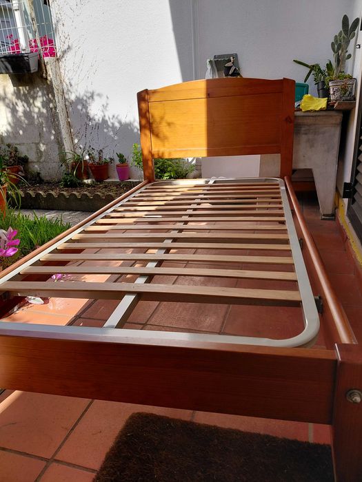 Cama Individual em Madeira com Estrado
