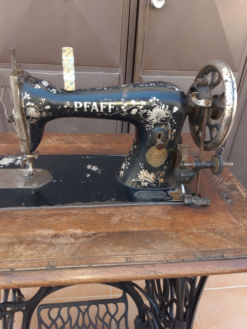 Máquina de costura PAFF antiga.