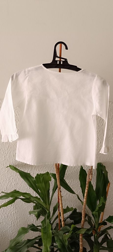 Camisa branca com bordado azul e folho nas mangasas
