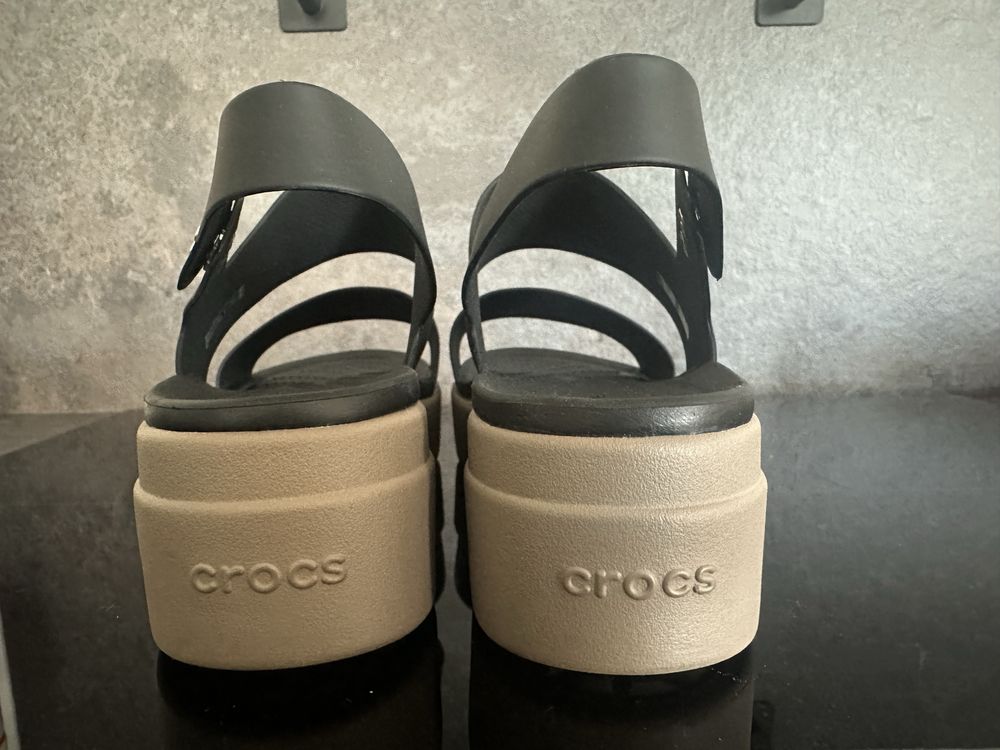 Sandaly Crocs W10 wkladka 26,5 cm koturn czarne