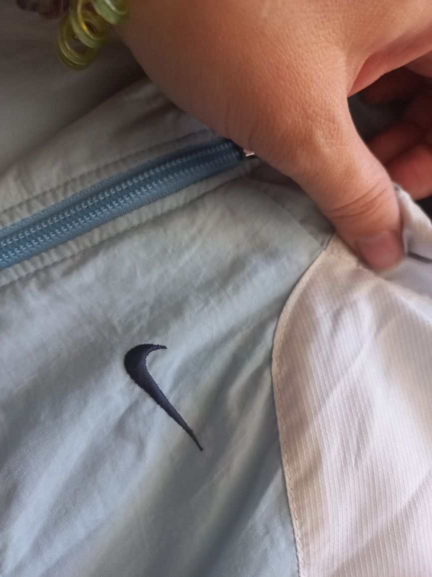 Sportowa błekitna kurtka nike
